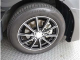 かっこいいホイールですね。 車のイメージを大きく左右するホイール部分はコダワリを持ちたいですね。
