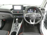 運転席からの視界はこんな感じです☆お気軽にご来店いただき、実際に座って是非お確かめください。ドライバーに寄り添う快適な操作フィールをもたらすステアリングです。