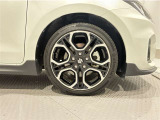 タイヤサイズは(195/45R17)で純正アルミホイールです。
