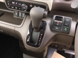 シフトはインパネシフト、パーキングブレーキは電子制御なので運転席と助手席の間はすっきりしています。