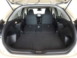 セカンドシートを倒した状態です。セカンドシートは独立可倒、荷物に合わせてラゲッジスペースをアレンジできます。