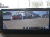 【フロントワイドビュー】見通しが利かないT字路等の曲がり角でドライバーの目より先に、死角になる人や車、自転車を広角映像で確認して、より安心して進めます。