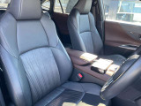 【パワーシート】質感のいいシートを採用されています。スイッチで運転ポジション変えられるのはとっても楽です!ぜひ一度座っていただき体感してください!