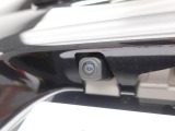 後退時に車両の後ろ側をモニター画面に表示します。車庫入れなどでバックする際に後方確認ができて便利です。車庫入れが苦手な人もこれで安心。