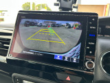 【バックカメラ】ギヤをR(バック)に入れるとナビの画面に後ろの映像が映るリアカメラ付です。後退時、コンディションが悪い視界でもカラーバックモニターがドライバーをサポートします。