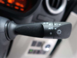 ヘッドライトスイッチをAUTOにしておけば昼間でもトンネルなど暗い所に入った時には自動的にヘッドライトが点灯。高速道路などトンネルの多いところを走行する時、大変便利です。