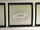 【パワーバックドア】スマートキーや運転席のボタンを押すだけでリアゲートが自動で開閉します!荷物を持っている時や、高い位置にあるバックドアを閉める際に便利な機能です♪