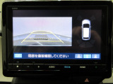 リヤカメラを装備しています。駐車時や後退時パーキングセンサーも作動して障害物との距離を感知するので便利です。