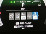 【ブラインドスポットモニター】後側方から接近する車両を検知。 衝突の危険があると判断した場合、ドアミラー表示や警報音でドライバーに注意を促します。