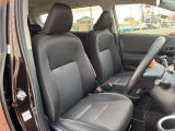 運転席まわりには十分なスペースがあり、大柄な方でもゆったり運転していただける環境です。