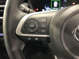 ステアリングスイッチ付きで、運転中に視線を前に向けたまま操作できます。