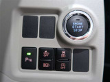 プッシュ式START&STOPスマートキー。キーを取り出さなくてもドアロックのロック&アンロック・エンジンの始動&停止ができます。クリアランスソナー付で、周囲の障害物を感知し知れせてくれ安心です!