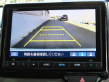 リアワイドカメラシステム!従来の視野に加えて、後方側方を約180&deg;まで見えるワイドビューと、後方を真上から見たような視野で駐車時などに便利なトップダウンビューの3つの視野があります!