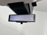 スマートルームミラーで後方の映像がルームミラーで確認できます。