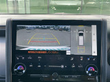 【パノラミックビューモニター】クルマを真上から見下ろした視点で駐車をサポートします!クルマの斜め後ろや真横など、いち早く障害物に気が付くことができます。