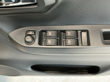運転席のスイッチで全てのウィンドウの開閉操作を行うことができます。ロックボタンをONにしておくと、運転席以外のウィンドウは作動しないのでお子様を乗せているときなども安心ですね♪