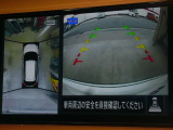 ☆全周囲カメラが駐車をアシスト☆4つの高解像度カメラで車の周囲を撮影!見えにくい死角の駐停車も驚く程に楽々です。バックカメラは、車庫入れの時は勿論、後方の安全確認もできて安心です♪