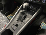 操作しやすいATシフトです♪シフトチェンジを気にしなくていいので運転だけに集中できますね!自然と手に届くところにある、手になじむ形状のシフトノブがいいですね♪
