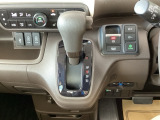 シフトはインパネシフト、パーキングブレーキは電子制御なので運転席と助手席の間はすっきりしています。