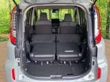 普段のお買い物や通勤、送迎等に十分な荷室スペースを確保しております。セカンドシートを倒すと、大きな荷物の積載も可能です♪