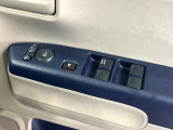 【電動格納ミラー】サイドミラーは電動格納式となっており、狭い駐車場でもキズがつくリスクを抑えられます。