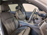 【コックピットシート】BMW車の主役席。車体中央にくる様に配置し車両重心とが一致する事でドライバーと車との一体感あるドライビングを実現。人間工学に基づき形成した形状が長時間のドライブ疲労も軽減します!