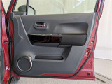 運転席ドア内張はご覧の通り。ドアポケットの収納もバッチリです