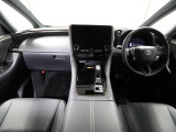 上質で落ち着いた印象のインパネ。視界も広々で運転しやすいです。