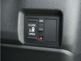◆片側電動スライドドア◆狭い駐車場でも乗り降りが楽々♪お子様が隣の車にドアを当ててしまう心配もございません!小さなお子様連れの方もこれで安心。
