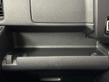 助手席側のインパネは多機能!間口の広くて使いやすいトレイや何かと工具や買い物袋を掛けれる便利なフック付き!