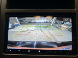【バックカメラ】運転席から画面上で安全確認ができます。駐車が苦手な方にもオススメな便利機能です。