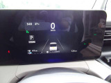 見やすいメーター類。 中央部のディスプレイには車両情報の表示や車両運転支援装備のON/OFFを行えます。