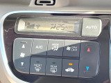 【オートエアコン】一度お好みの温度に設定すれば、車内の温度を検知し風量や温度を自動で調整。暑い&hellip;寒い&hellip;と何度もスイッチ操作をする必要はありません。快適な車内空間には必須の機能ですね♪
