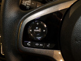 【ステアリングリモコン】ステアリングにオーディオ調節可能なスイッチが装備されていますので運転中でも視線をそらさずにオーディオの調節が可能です!