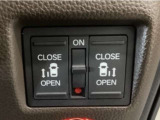 【両側パワースライドドア】両側がパワースライドドアになっており、運転席のスイッチやスマートキーでも開閉が可能です!開口部も広いので乗り降りも楽々♪