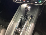 ハンドル周りがすっきりするフロアシフト。ハンドル操作に集中しやすいので、事故の防止にも役立ちます。