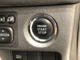 エンジンスタートスイッチです。キーが車内にあれば、エンジンの始動や停止はスイッチを押すだけ!キーを取り出す手間を省き、ワンプッシュで操作できるので簡単でスムーズです。