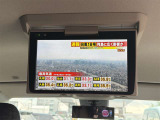 【純正フリップダウンモニター】後席用フリップダウンモニターを装備。天井から展開する大画面で、後席でも映像コンテンツを快適に楽しめます。ロングドライブ時の快適性を高める装備です。
