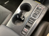 ワンアクションでスムーズな運転を支援する、エレクトリックギアセレクターに、パーキングブレーキは、電子制御パーキングブレーキです。