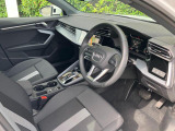 人間工学に基づいて設計されたシートは車のもっているドライビングフィールを存分にドライバーに伝えてくれるクオリティの高い仕上がりとなっています。