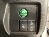衝突の危険がある時に警告してくれる衝突軽減ブレーキ。車線を外れそうな時に警告し、ステアリング制御してくれる路外逸脱制御機能搭載!