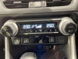 【オートエアコン】一度お好みの温度に設定すれば、車内の温度を検知し風量や温度を自動で調整。暑い&hellip;寒い&hellip;と何度もスイッチ操作をする必要はありません。快適な車内空間には必須の機能ですね♪