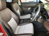 運転席はドライバーが居心地や運転席の快適性を左右する大切な場所です。目立った汚れもなくホールド感も良いので、心地よく使用いただけると思います。