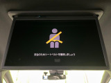 【12.1型純正後席モニター】三列目からでも迫力のエンタメが観れる大画面フリップダウン。有機ELのモニターでは、一般的なフリップダウンよりも高コントラストでキレイな映像を楽しめます。