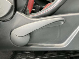 運転席はご自身の適切な運転ポジションへ移動可能なラチェットが付いております。