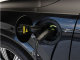 専用コードを接続するだけで簡単に充電が行えます。プラグインハイブリッドモデルRecharge PHEV T8 AWDは、走行中の充電のほか、自宅などに設置された充電機器からの充電が可能です。