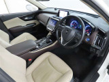 高級感のある美しいインテリアデザインの運転席です。