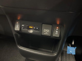 【シートヒーター】寒い日に重宝するシートヒーター!エアコンより早く温まってくれるので寒がりの人も安心ですね♪エアコンの温風は乾燥するから苦手、という方にもをおすすめです。