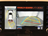 【パノラミックビューモニター】専用のカメラにより、上から見下ろしたような視点で360度車の周囲を確認することができます。