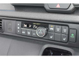フルオートエアコンを装備しております。車内の温度設定だけでなくPM2.5にも対応した高性能集塵フィルターも装備しており車内はいつも快適空間です。